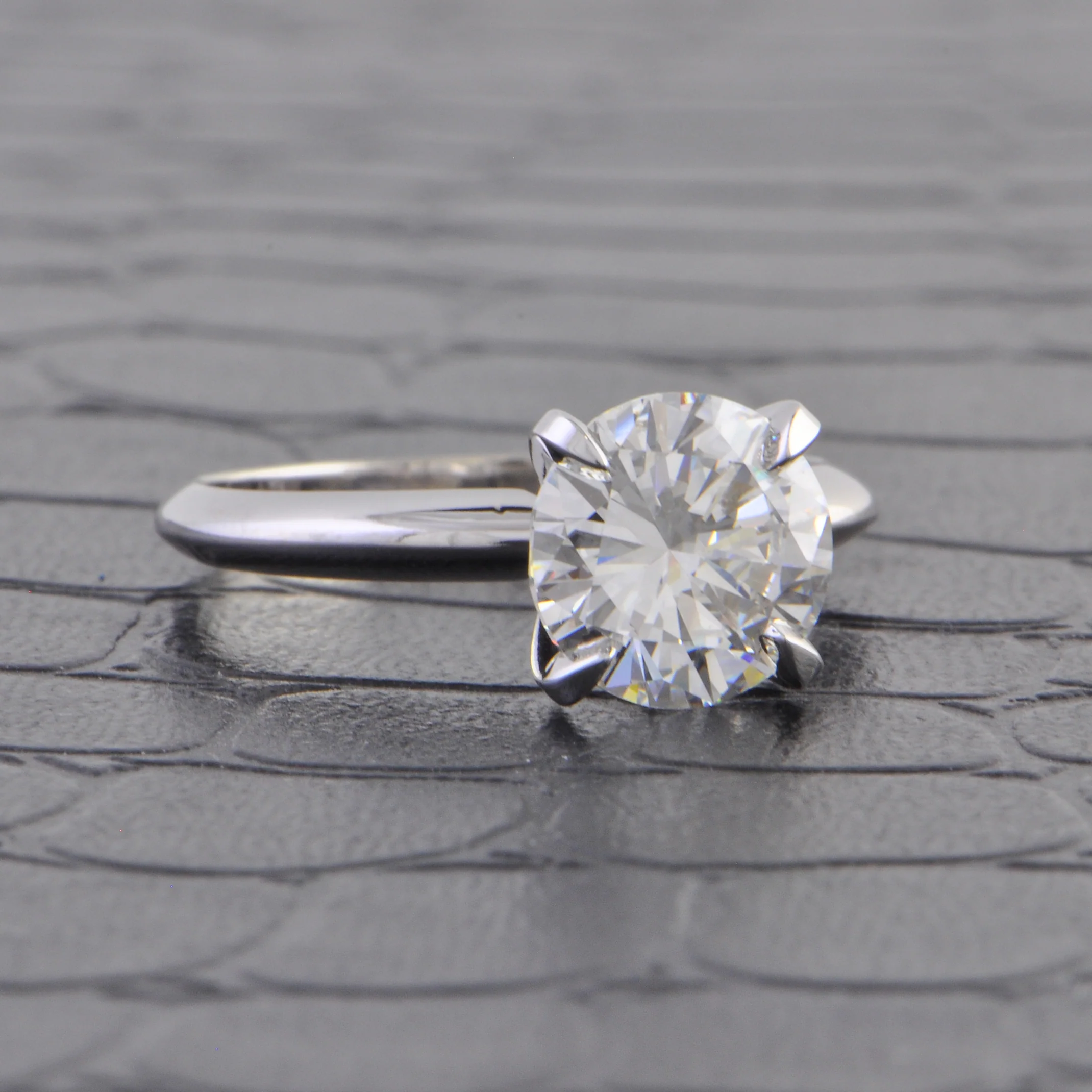 GIA 1.94 ct. E-SI1 Round Brilliant Cut Diamond Engagement Ring - Image 2